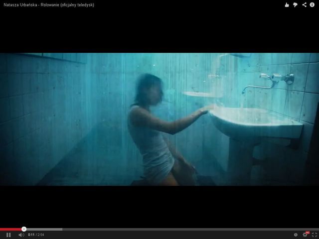 Mokra Urbańska wije się na podłodze w ubikacji (FOTO)