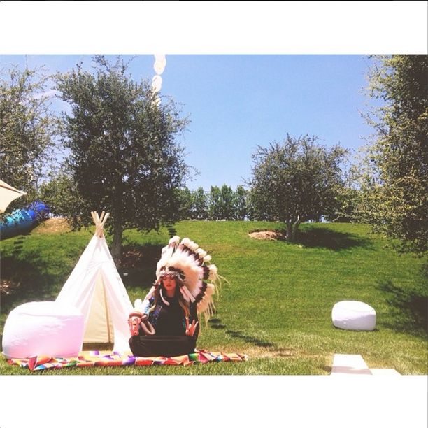 Ależ się jej DOSTAŁO za ten pióropusz! (FOTO)