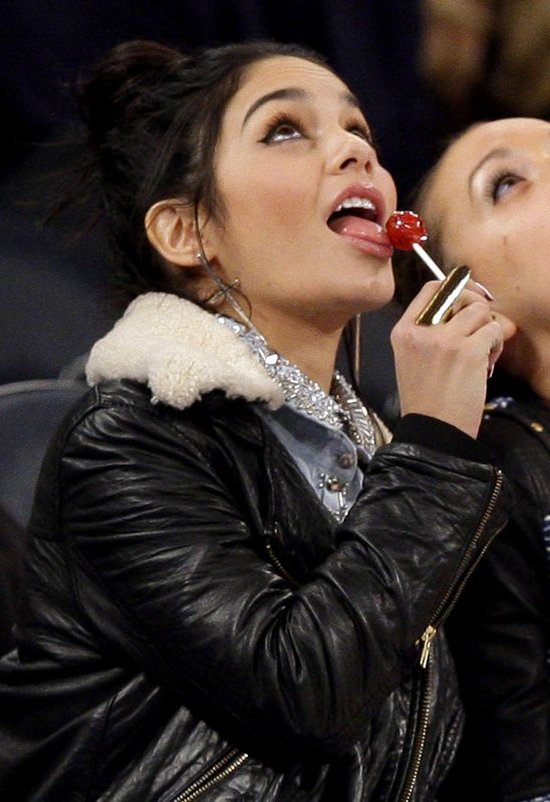 Vanessa Hudgens z lizakiem na meczu (FOTO)