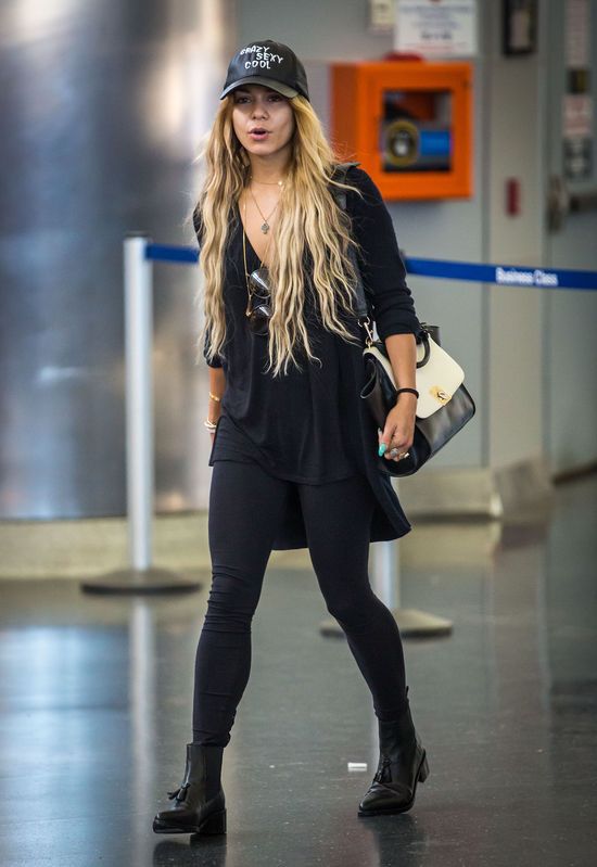 Naturalna twarz i sztuczne włosy Vanessy Hudgens (FOTO)