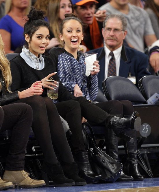 Vanessa Hudgens z lizakiem na meczu (FOTO)