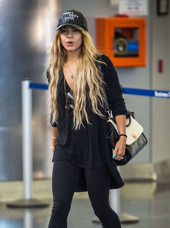 Naturalna twarz i sztuczne włosy Vanessy Hudgens (FOTO)