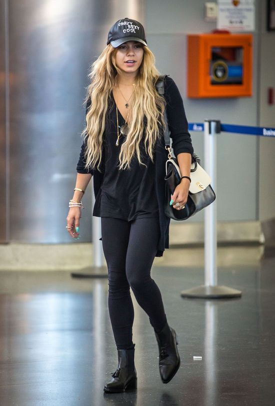 Naturalna twarz i sztuczne włosy Vanessy Hudgens (FOTO)