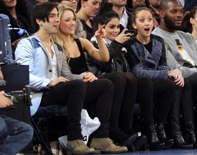Vanessa Hudgens z lizakiem na meczu (FOTO)