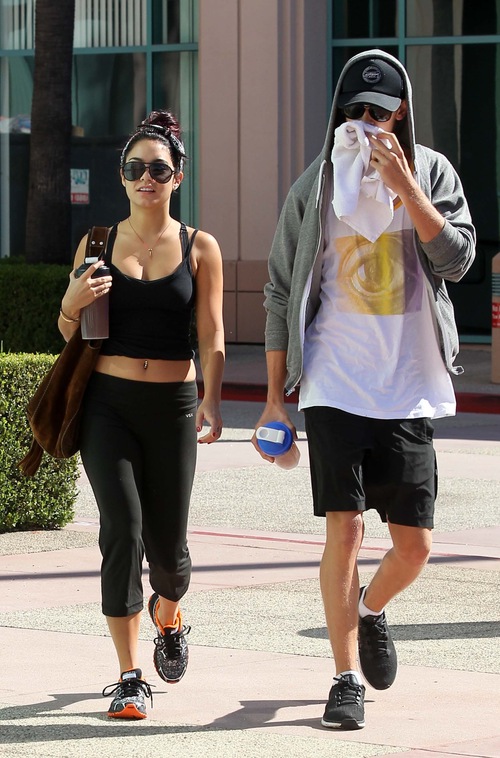 Vanessa Hudgens wystawia swoje wabiki (FOTO)