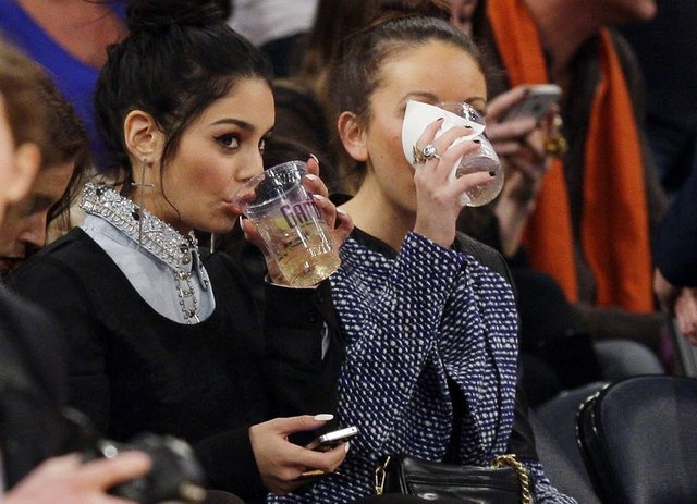 Vanessa Hudgens z lizakiem na meczu (FOTO)