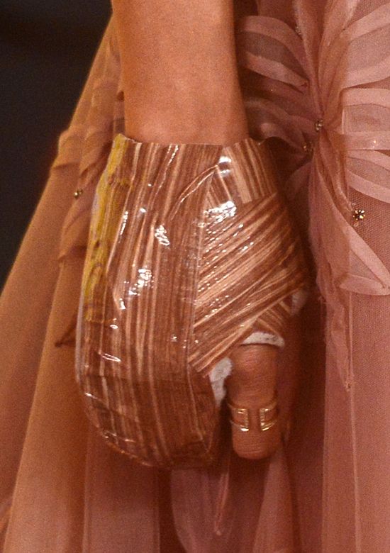 Z okazji MTV VMA przystroiła nawet gips (FOTO) Z okazji MTV VMA przystroiła nawet gips (FOTO)