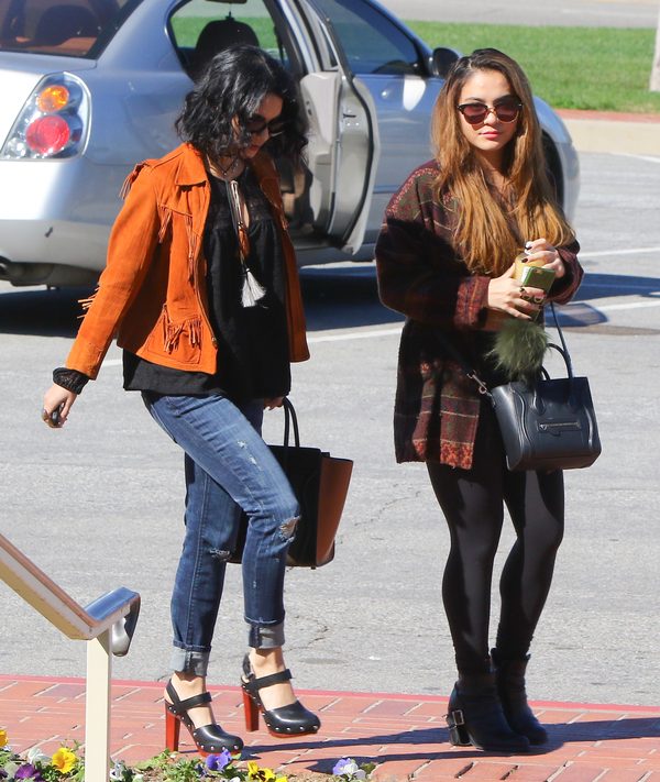 Paparazzi nie odpuszczają Vanessie Hudgens przed pogrzebem