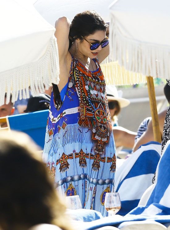 Vanessa Hudgens w kostiumie kąpielowym na plaży (FOTO) Vanessa Hudgens w kostiumie kąpielowym na plaży (FOTO)