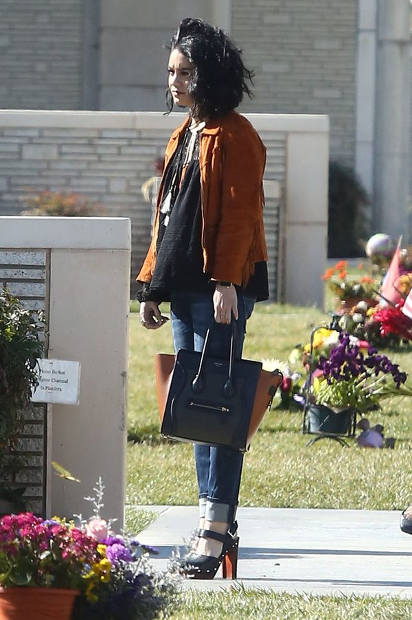 Paparazzi nie odpuszczają Vanessie Hudgens przed pogrzebem