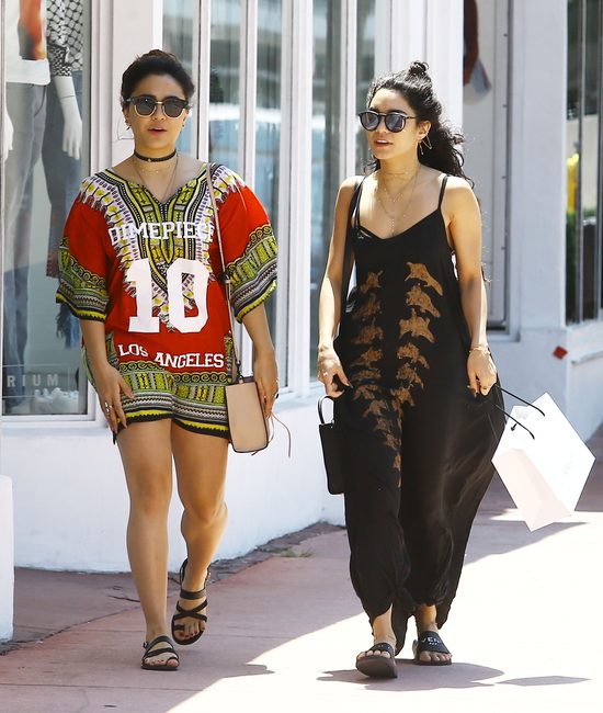 Vanessa Hudgens w kostiumie kąpielowym na plaży (FOTO) Vanessa Hudgens w kostiumie kąpielowym na plaży (FOTO)
