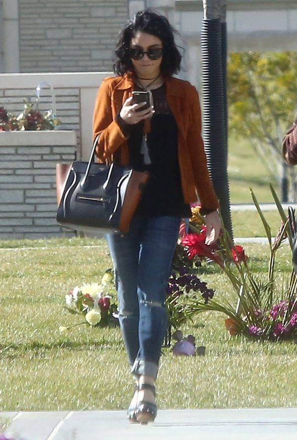 Paparazzi nie odpuszczają Vanessie Hudgens przed pogrzebem