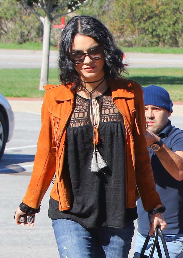 Paparazzi nie odpuszczają Vanessie Hudgens przed pogrzebem