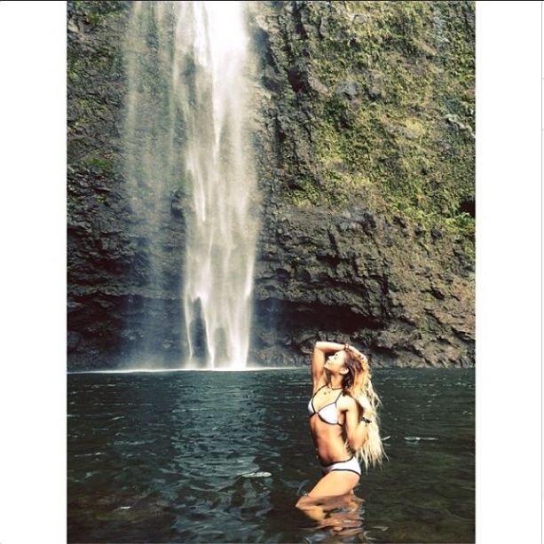 Vanessa Hudgens jak z fototapety (FOTO)