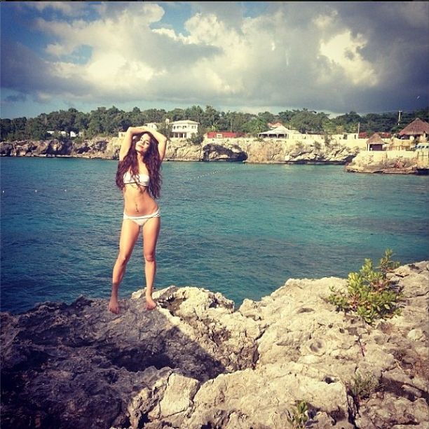 Vanessa Hudgens chwali się swoim ciałem w bikini (FOTO)