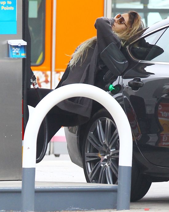 Vanessa Hudgens robi show na stacji benzynowej (FOTO)