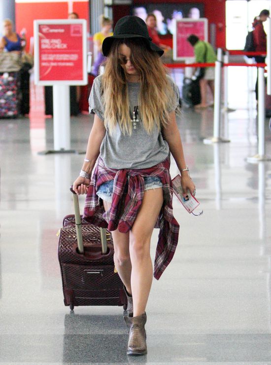 Vanessa Hudgens zapomniała grzebienia? (FOTO) Vanessa Hudgens zapomniała grzebienia? (FOTO)