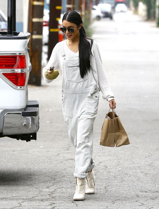 Ręka w gipsie nie przeszkadza jej w dbaniu o styl (FOTO)