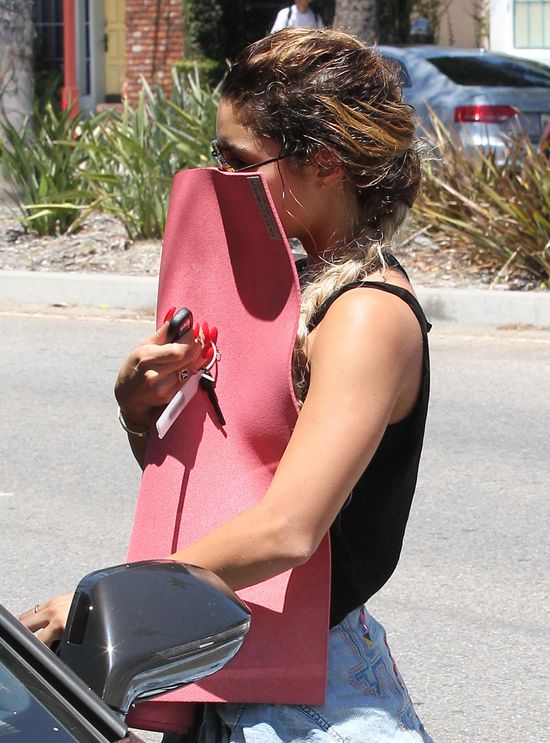 Vanessa Hudgens robiła wszystko, by nie pokazać, że... (FOTO