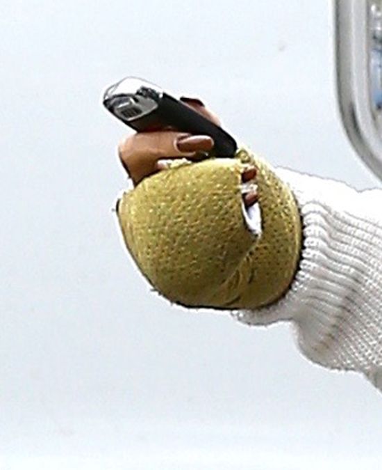 Ręka w gipsie nie przeszkadza jej w dbaniu o styl (FOTO)