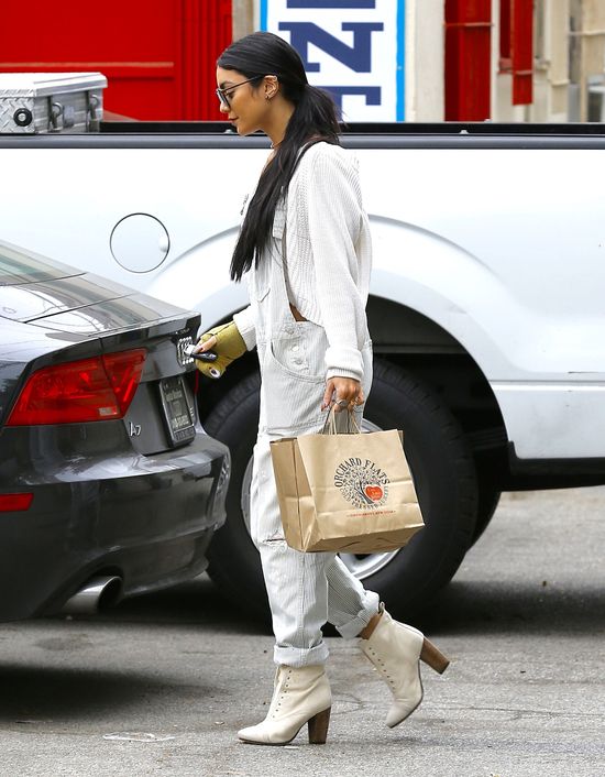 Ręka w gipsie nie przeszkadza jej w dbaniu o styl (FOTO)