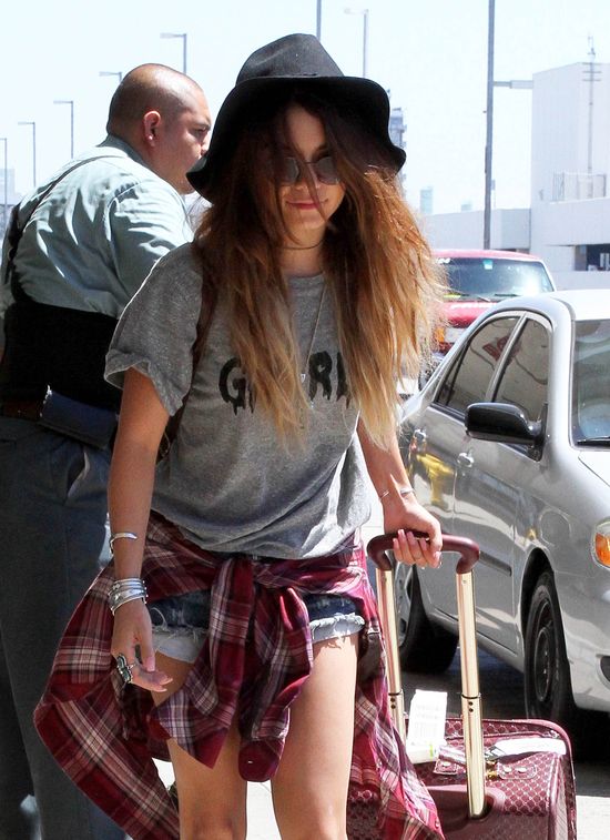 Vanessa Hudgens zapomniała grzebienia? (FOTO) Vanessa Hudgens zapomniała grzebienia? (FOTO)