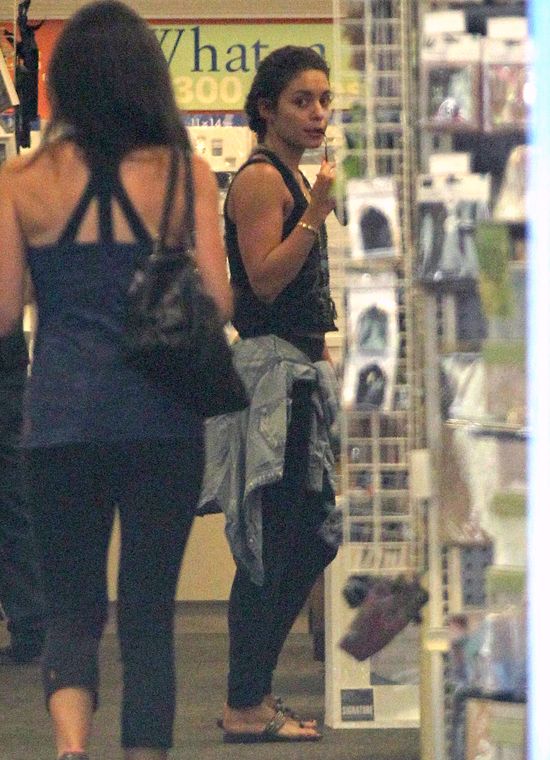 Vanessa Hudgens robiła wszystko, by nie pokazać, że... (FOTO