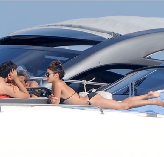 Vanessa Hudgens w bikini (FOTO+VIDEO) Vanessa Hudgens w bikini (FOTO+VIDEO)