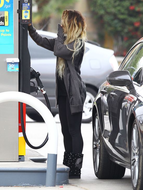 Vanessa Hudgens robi show na stacji benzynowej (FOTO)