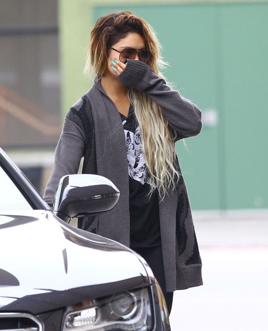 Vanessa Hudgens robi show na stacji benzynowej (FOTO)