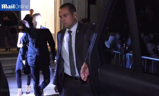 Ponury David wyprowadza chwiejącą się Victorię z lokalu 