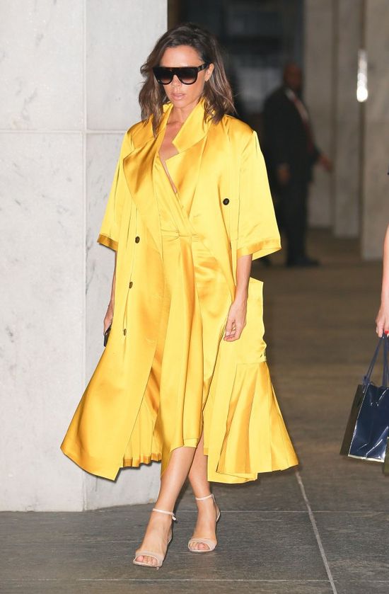 Victoria Beckham ukrywa ciążowy brzuszek pod obszernym płaszczem? (FOTO) Victoria Beckham ukrywa ciążowy brzuszek pod obszernym płaszczem? (FOTO)