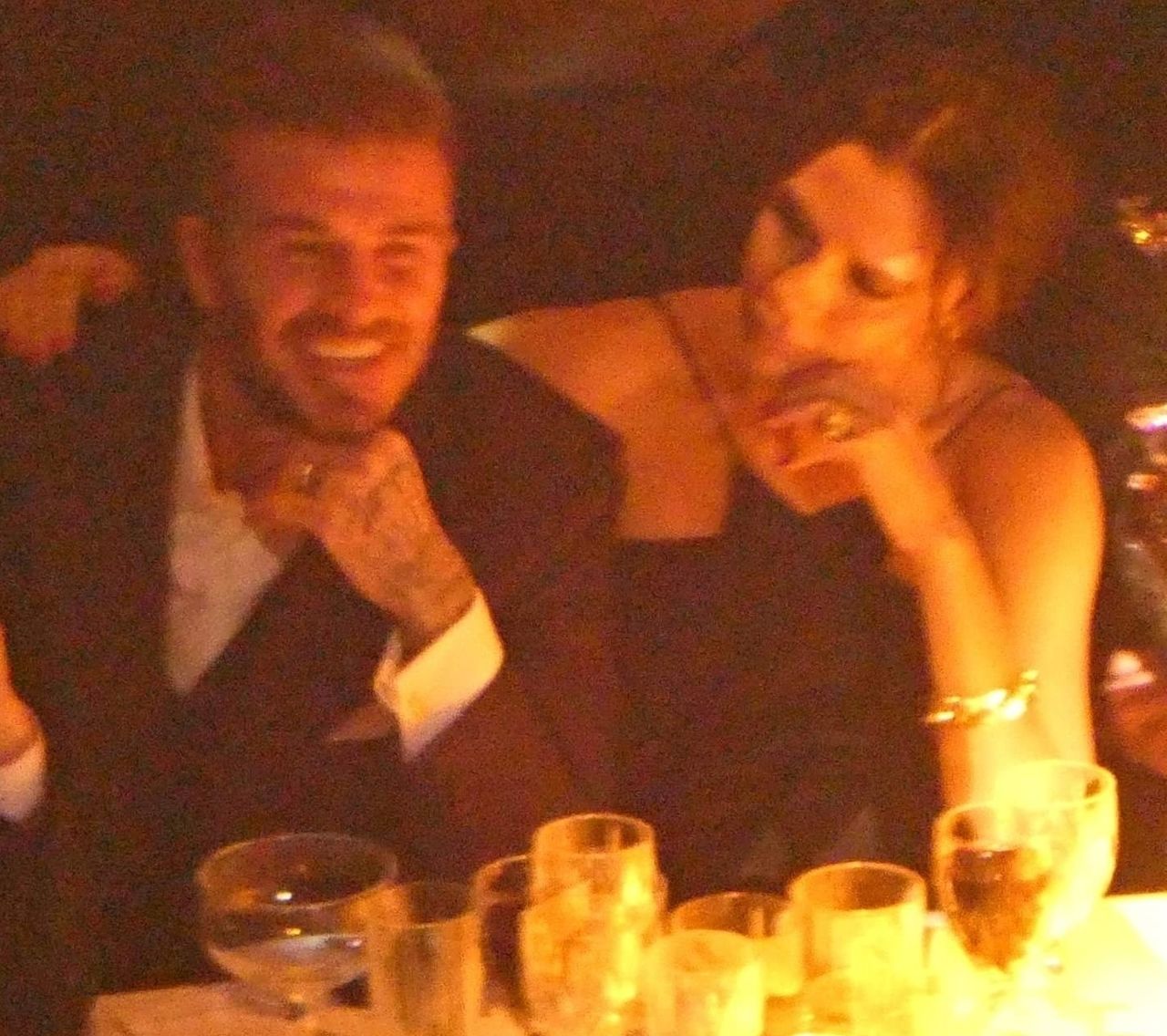 Victoria i David Beckhamowie urządzają MEGA party, by uciąć plotki o kryzysie Victoria i David Beckhamowie urządzają MEGA party, by uciąć plotki o kryzysie