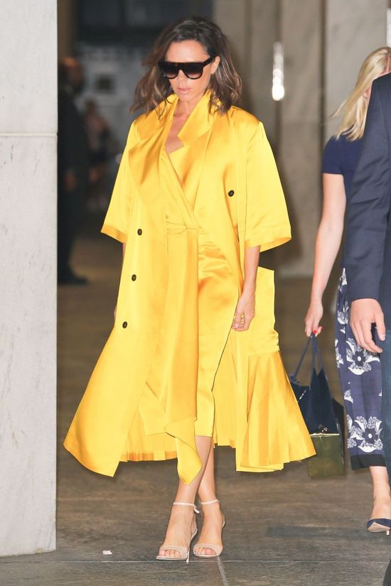 Victoria Beckham ukrywa ciążowy brzuszek pod obszernym płaszczem? (FOTO) Victoria Beckham ukrywa ciążowy brzuszek pod obszernym płaszczem? (FOTO)