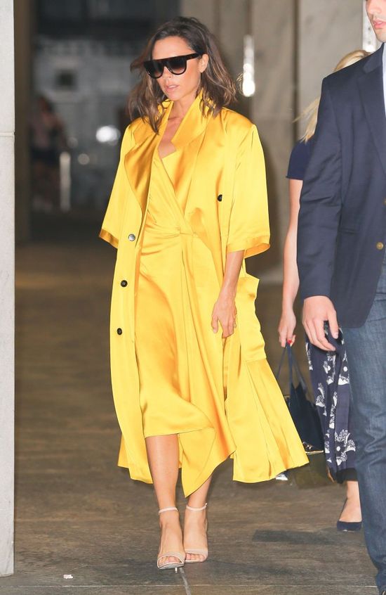 Victoria Beckham ukrywa ciążowy brzuszek pod obszernym płaszczem? (FOTO) Victoria Beckham ukrywa ciążowy brzuszek pod obszernym płaszczem? (FOTO)