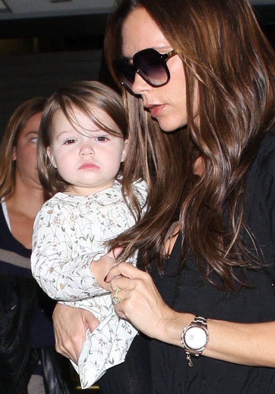 Victoria Beckham z córeczką na lotnisku (FOTO)