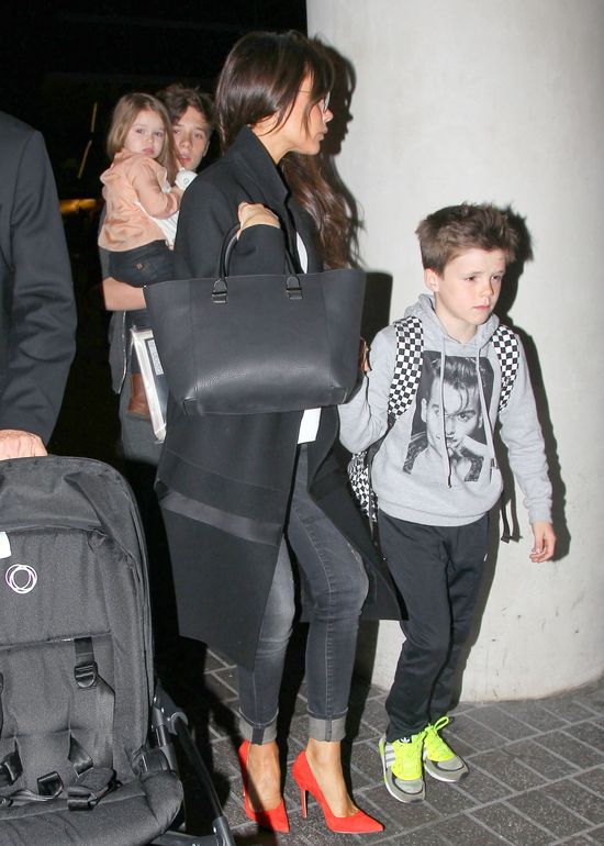 Victoria Beckham opiekę nad Harper powierza synowi (FOTO)