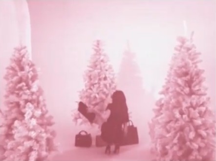 Victoria Beckham ubiera różową choinkę (FOTO)