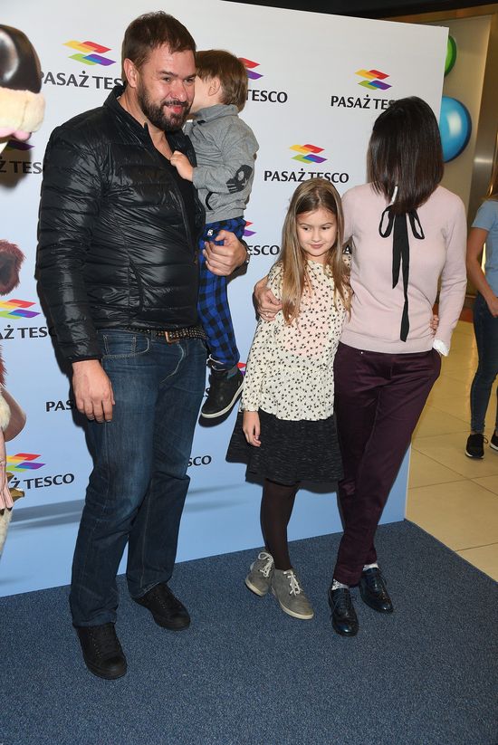 Śmiała się z blogerek, a sama zabrała na ściankę całą rodzinę