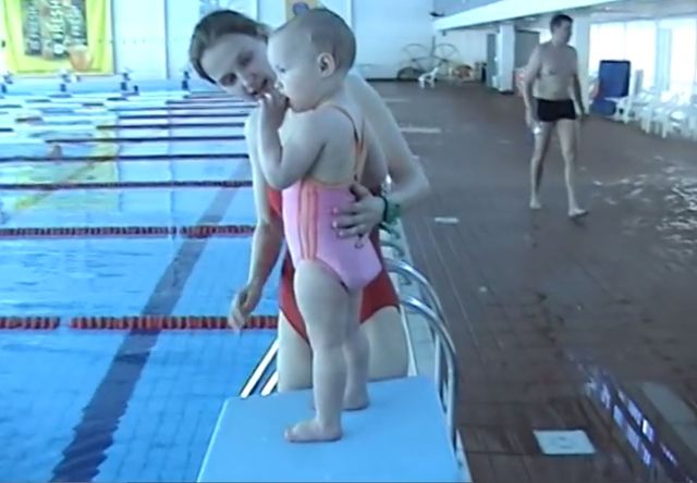 Wrzuciła do wody półtoraroczne dziecko i... (VIDEO)