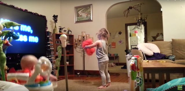 Na pewno nie zgadniecie, co robi ten ojciec (VIDEO) Na pewno nie zgadniecie, co robi ten ojciec (VIDEO)