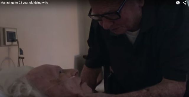 Wzruszające! Ten staruszek śpiewa umierającej żonie (VIDEO)