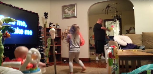 Na pewno nie zgadniecie, co robi ten ojciec (VIDEO) Na pewno nie zgadniecie, co robi ten ojciec (VIDEO)