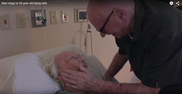 Wzruszające! Ten staruszek śpiewa umierającej żonie (VIDEO)