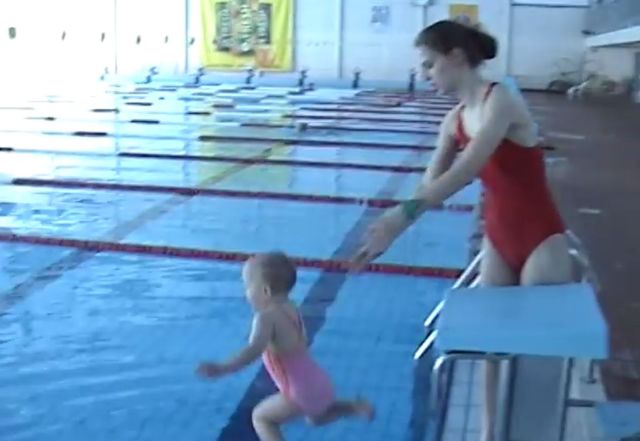 Wrzuciła do wody półtoraroczne dziecko i... (VIDEO)