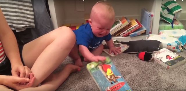 Dziecko płacze, a rodzice się śmieją, bo... (FOTO)