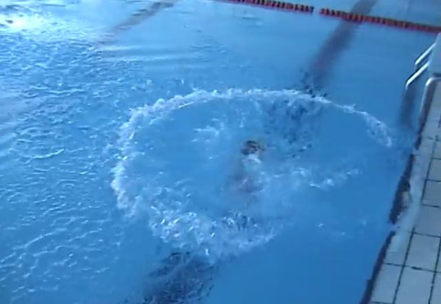 Wrzuciła do wody półtoraroczne dziecko i... (VIDEO)