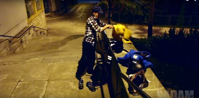 Szok! To video pokazuje, jak kobiety lecą na kasę (VIDEO)