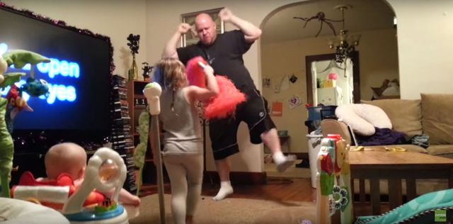 Na pewno nie zgadniecie, co robi ten ojciec (VIDEO) Na pewno nie zgadniecie, co robi ten ojciec (VIDEO)