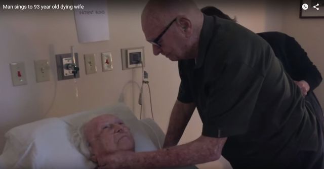 Wzruszające! Ten staruszek śpiewa umierającej żonie (VIDEO)